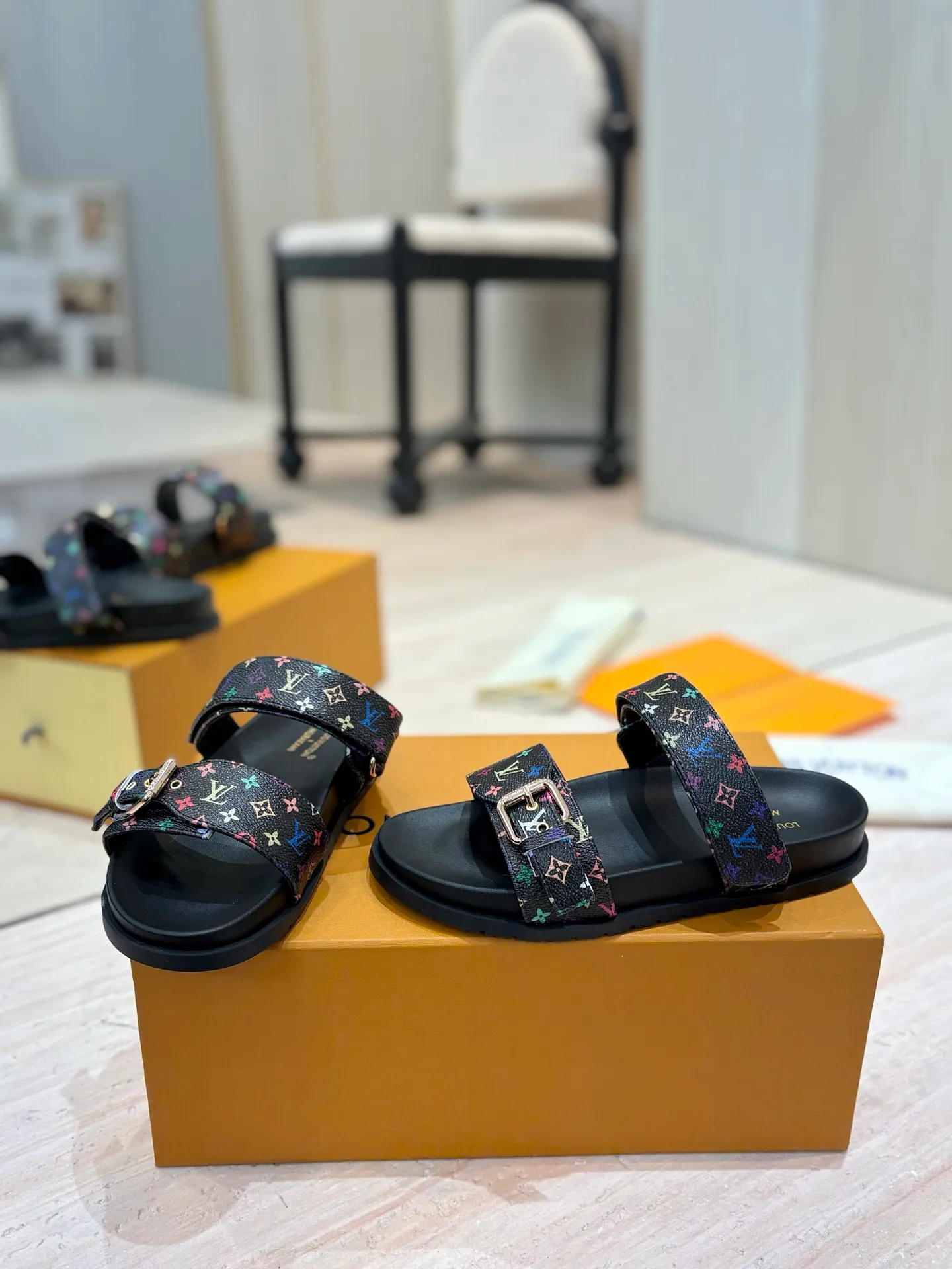 👟👟Ex-factory price 400👟👟 LV 2025 spring and summer new products 🥰 Popular LV donkey brand counters Embossed logo embossed sandals This Pool Pillow Comfort flat sandals are made of technical fabrics and use high-frequency embossing technology to reinterpret the Monogram pattern. Soft padded upper with adjustable Velcro, comfortable and tough insole adds harmonious colors 👍New hard goods, purchasing agent level! Full of high-end feel! A popular model among bloggers at home and abroad, it’s retro and fashionable and looks amazing on your feet! The official website's main recommendation 👍👍 ✅ Upper: waterproof special original fabric ✅ Inner lining: imported mixed sheepskin ✅ Outsole: original molded foam outsole ✅ Number of sizes: women's size 35-45 (women's size 41 men's 38.45, custom-made, non-refundable) ✅ Packaging: full set of drawer boxes ​